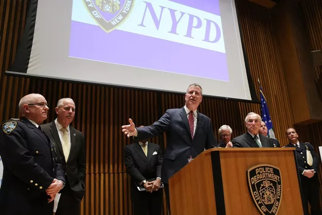NEW YORK, NY – JANUARY 05: New York Mayor Bill de Blasio is joined by Police Commissioner Bill Bratton (R) as he speaks at a news conference at police headquarters to announce new figures on decreasing crime and violence January 5, 2015 in New York City. On Sunday, police officers defied Bratton by turning their backs on the mayor once again during his speech at the funeral for an officer fatally shot last month with his partner in Brooklyn.   Spencer Platt/Getty Images/AFP== FOR NEWSPAPERS, INTERNET, TELCOS & TELEVISION USE ONLY ==