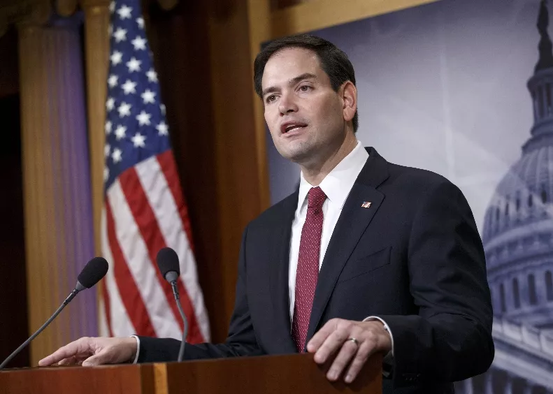 El senador Marco Rubio, republicano por Florida, habla en la sede del Congreso, el 17 de diciembre de 2015. Rubio anunció el lunes 13 de abril de 2015 que buscará la candidatura presidencial para campaña 2016 porque se siente “el único calificado” para competir por el Partido Republicano y para defender el sueño americano.