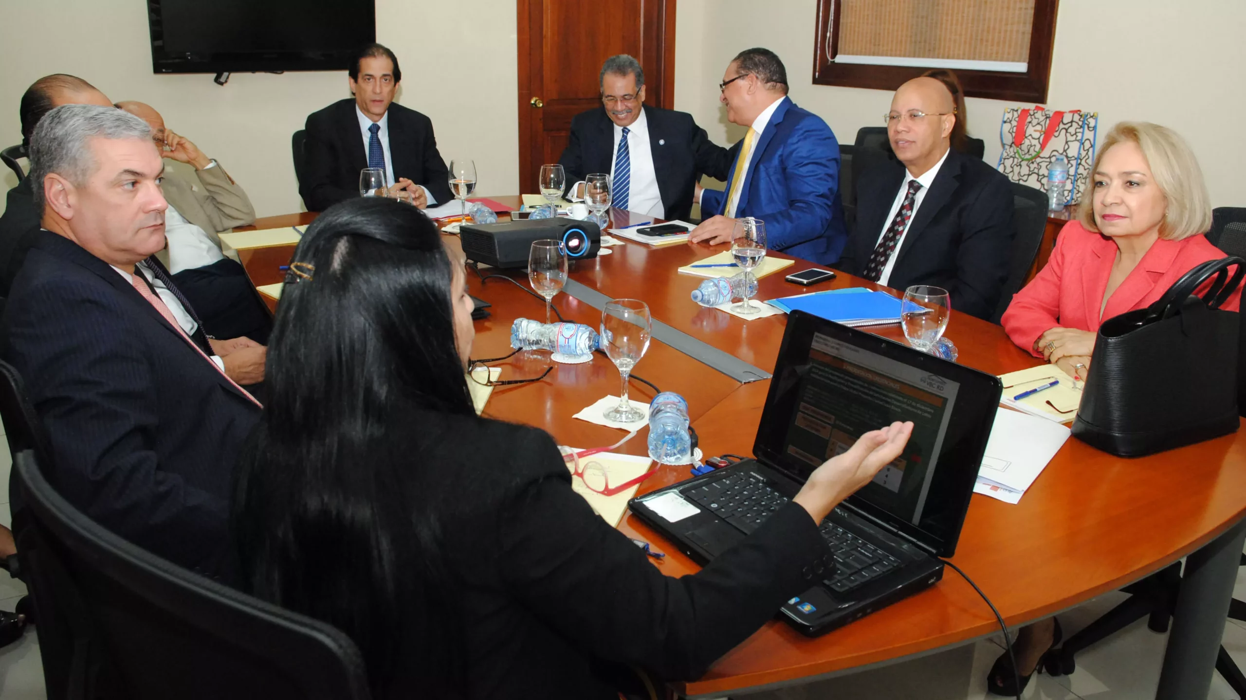 Gustavo-Montalvo-encabezó-reunión-con-funcionarios-del-área-de-la-construcción-del-Gobierno.