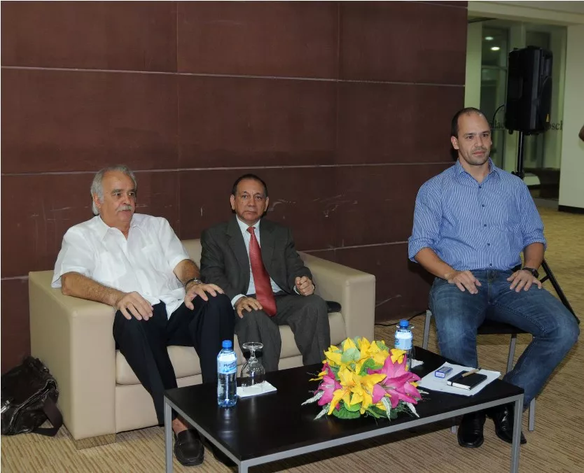 Conversatorio Con El Sr.Ricardo Seitenffus Ex Representante De La OEA Y Profesor De Relaciónes Internacionales.En Foto.Ricardo Seitenfus,Diomedes Martinez,Matias Bosch.HOY.Alina Mieses.29.1.2015