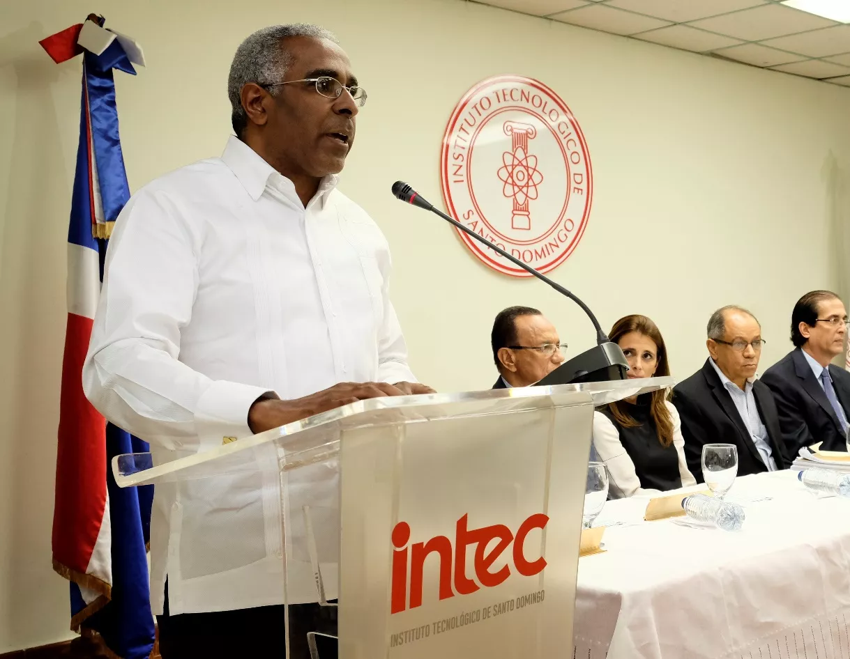 Rolando-Guzmán-rector-de-Intec-durante-una-reunión-sobre-Código-Laboral.