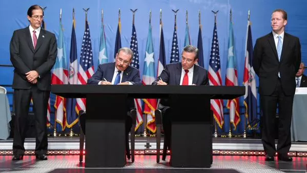 Danilo Medina y Alejandro García Padilla suscribieron los acuerdos.