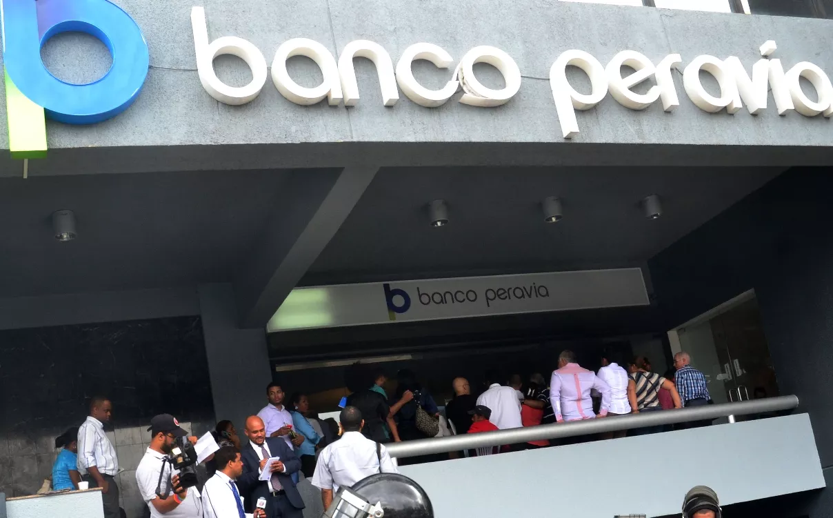 Ahorrantes acudieron a la ofcina del Banco peravia. Foto: Elieser Tapia.