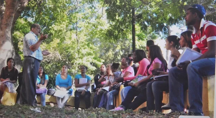 Bachilleres de la Facultad de Humanidades de la UASD reciben clases debajo de árbol