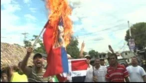 quema bandera haitiana