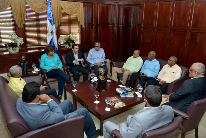 CANCILLER NAVARRO CON EMBAJADOR Y CONSULES