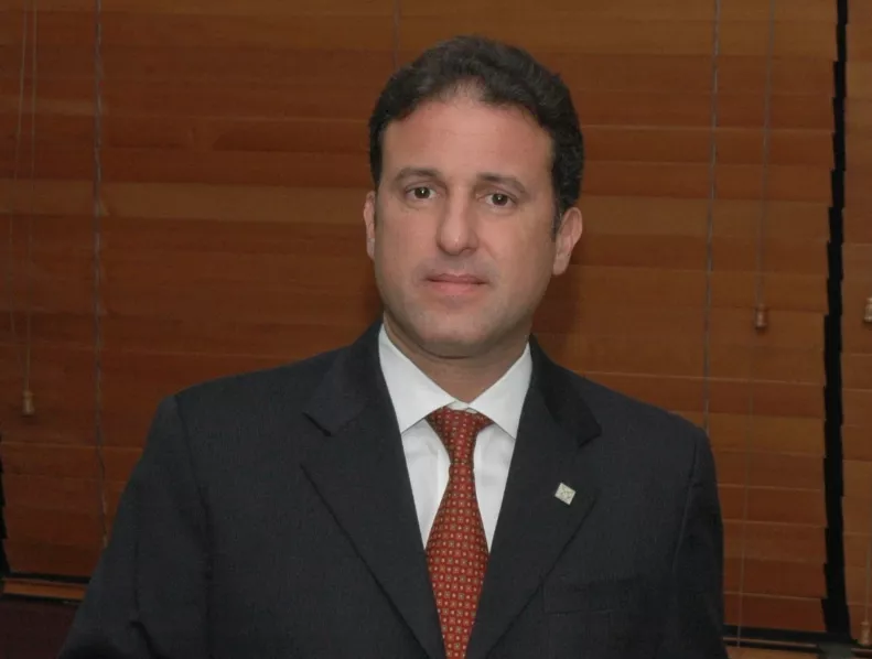 vivir aporte edu, Gustavo Ariza entrega el cheque a Monseñor Agripino Núñez