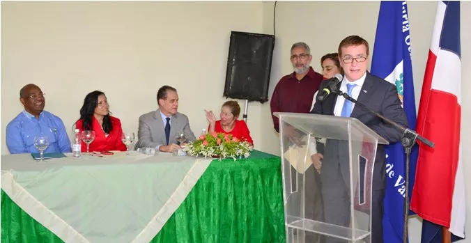 Embajador de EE.UU. da discurso