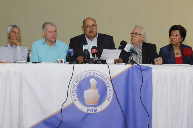 Foto de Ramón Alburquerque, el doctor Tirso Mejía Ricart y otros dirigentes del PRM mientras la rueda de prensa en el día de hoy 2