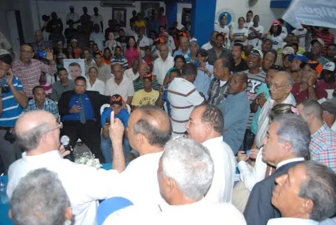 Hipolito Mejia se dirige a simpatizantes en Santiago