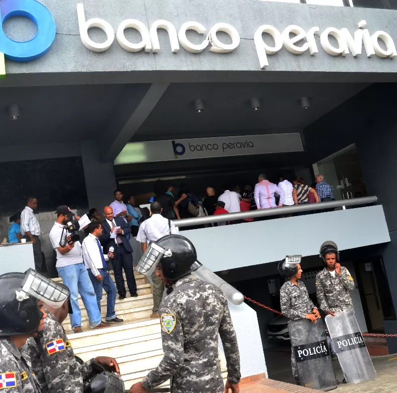 Ahorrantes acudieron a la ofcina del Banco peravia. Foto: Elieser Tapia.