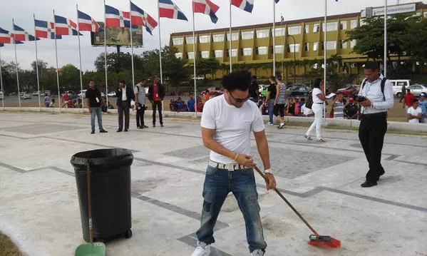 El "Alfa" barriendo. Foto cortesía de Informativos TeleAntillas.