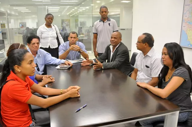El dirigente comunitario Héctor González junto a moradores de Ceuta, Villa Mella  visitan la redacción del periódico HOY, para hacer un desmentido sobre acusaciones falsas a raíz de un asfalto que le ofreció el gobierno central. 25-05-15