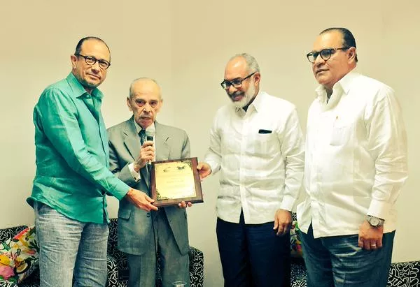El Ministro de Cultura, José Antonio Rodríguez; el director de El Día, Rafael Molina Morillo;     director del Listín Diario, Miguel Franjul; y del Nuevo Diario, Persio Maldonado.