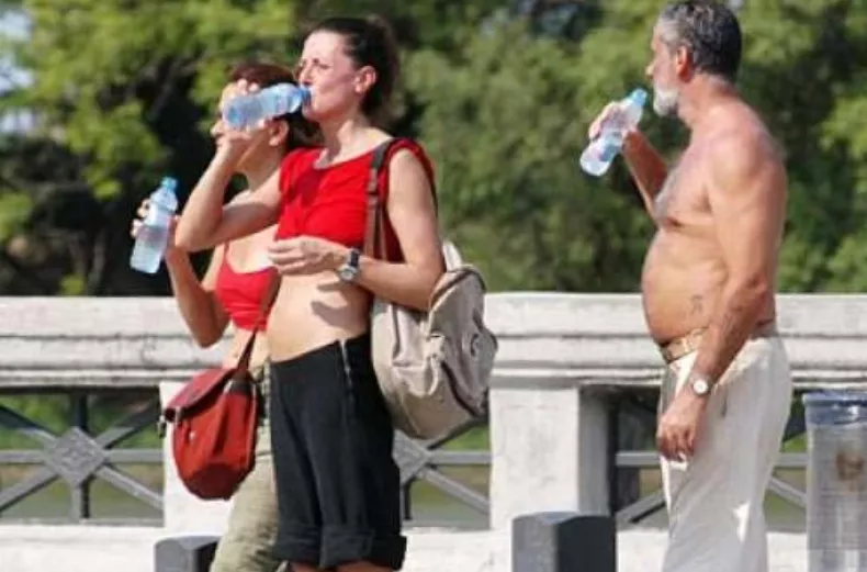 CALOR (OERSONA TOMANDO AGUA)