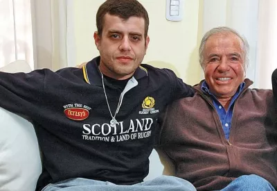 Carlos Nair junto a su padre Carlos Menem.