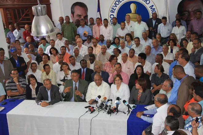 Foto de Chu Vasquez durante la rueda de prensa junto a Yadira (1)
