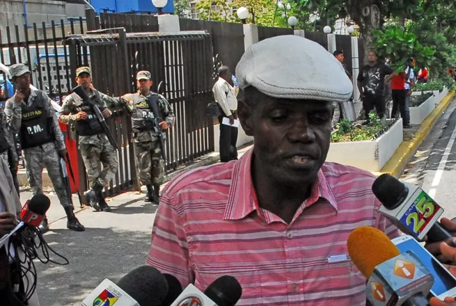 Decenas  de ciudadanos haitianos iondocumentados,protestaron frente al ministerio de interior y policia ,en demanda de que se entreguen sus documento migratorio,/foto Jose de Leon