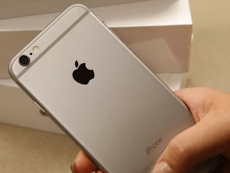 Verizon Store Stocks Shelves With New Apple iPhone 6