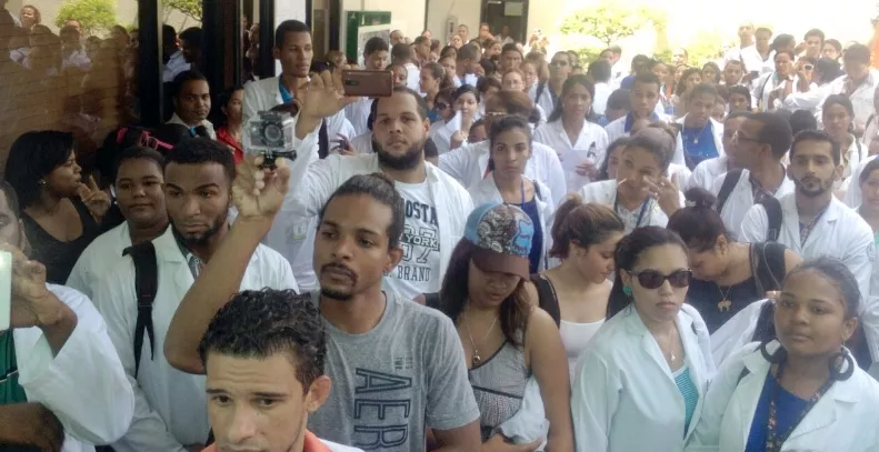 Estudiantes de medicina de la UASD,PROTESTAN POR EL SISTEMAS DE SALUD