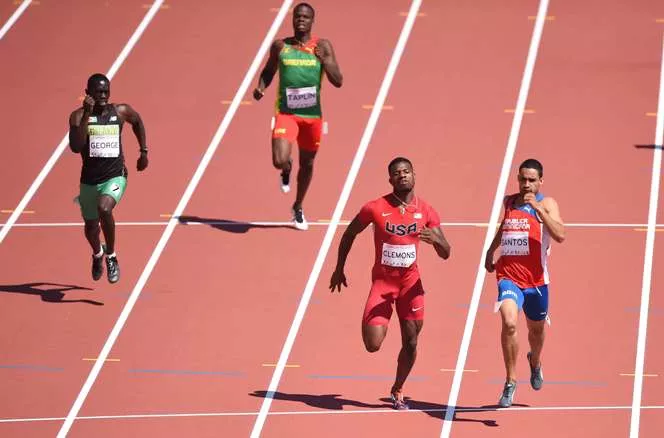 Luguelin Santos of the Domincan Republic (R) and Kyle Clemons of USA (2nd R) compete during the Men’s 400M Semifinals at the 2015 Pan American Games in Toronto, Canada, July 22, 2015. the  AFP PHOTO / JIM WATSON