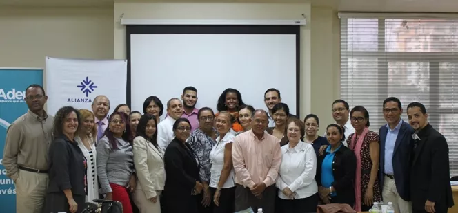 Grupo de participantes del taller en Santo Domingo