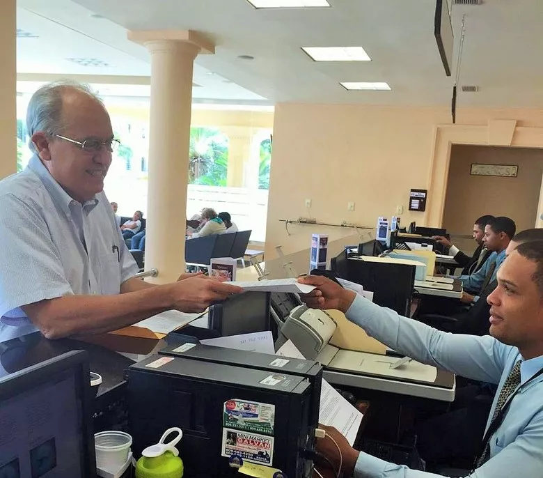 Mario Bergés mientras entrega la carta en la recepción del Palacio Nacional.