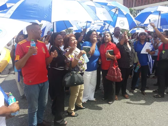 Vigilia de enfermera frente al Congreso Nacional