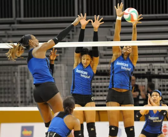 Voleibolistas dominicanas se preparan.