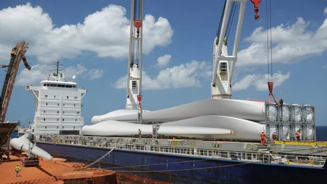 Aspas de los aerogeneradores del Parque Eólico Larimar, de EGE Haina, al momento de ser descargadas del barco, en el Puerto de Cabo Rojo