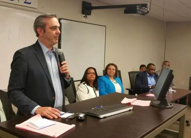 Foto  de Luis Abinader en reunión con los principales responsables de la campaña en EU