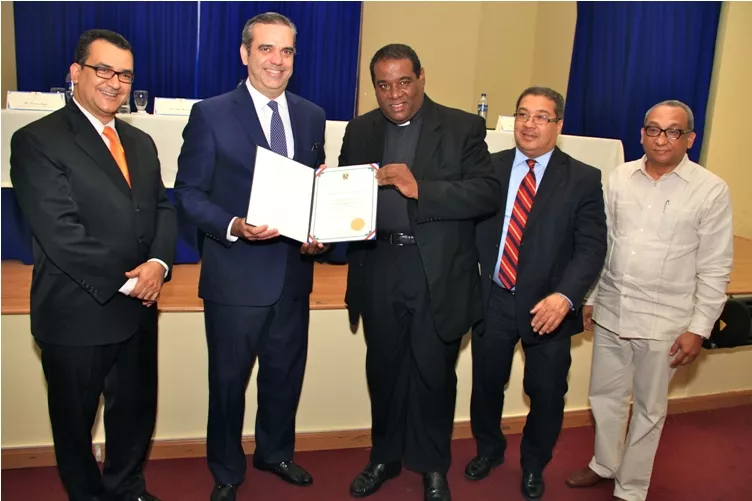 Luis Abinader recibe el reconocimiento de las autoridades de  la Universidad Católica de Santo Domingo