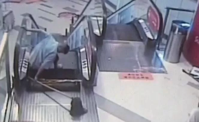 hombre-pierde-pie-tras-ser-tragado-por-unas-escaleras-mecanicas-china-1438593153793