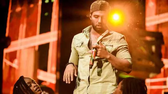 jencarlos-canela-en-el-escenario-premios-tu-mundo-2015-cover