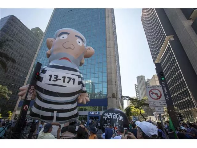 opositores-rousseff-insultan-un-ministro-brasileno-protesta