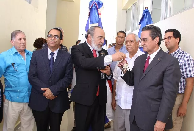 Francisco Pagan entrega llaves edifico FH a rector Ivan Grullon