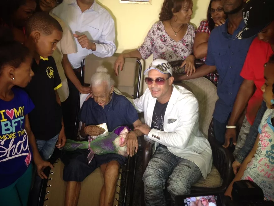 Raulin Rodriguez y fan de 103 años Sept 16 2015