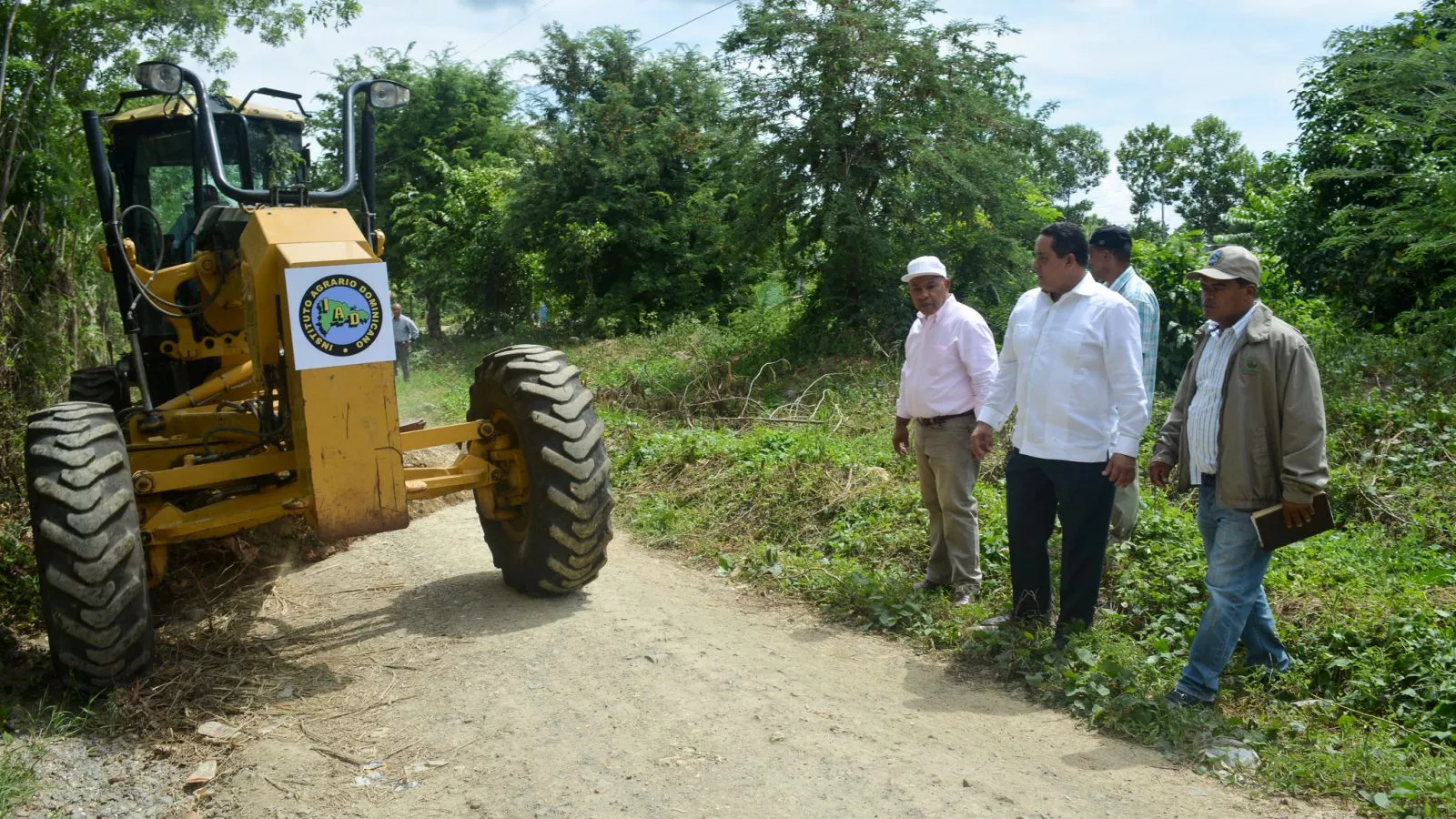 portada_iad_cumple_promesa_del_presidente_inicia_reparacion_de_caminos_en_hato_damas