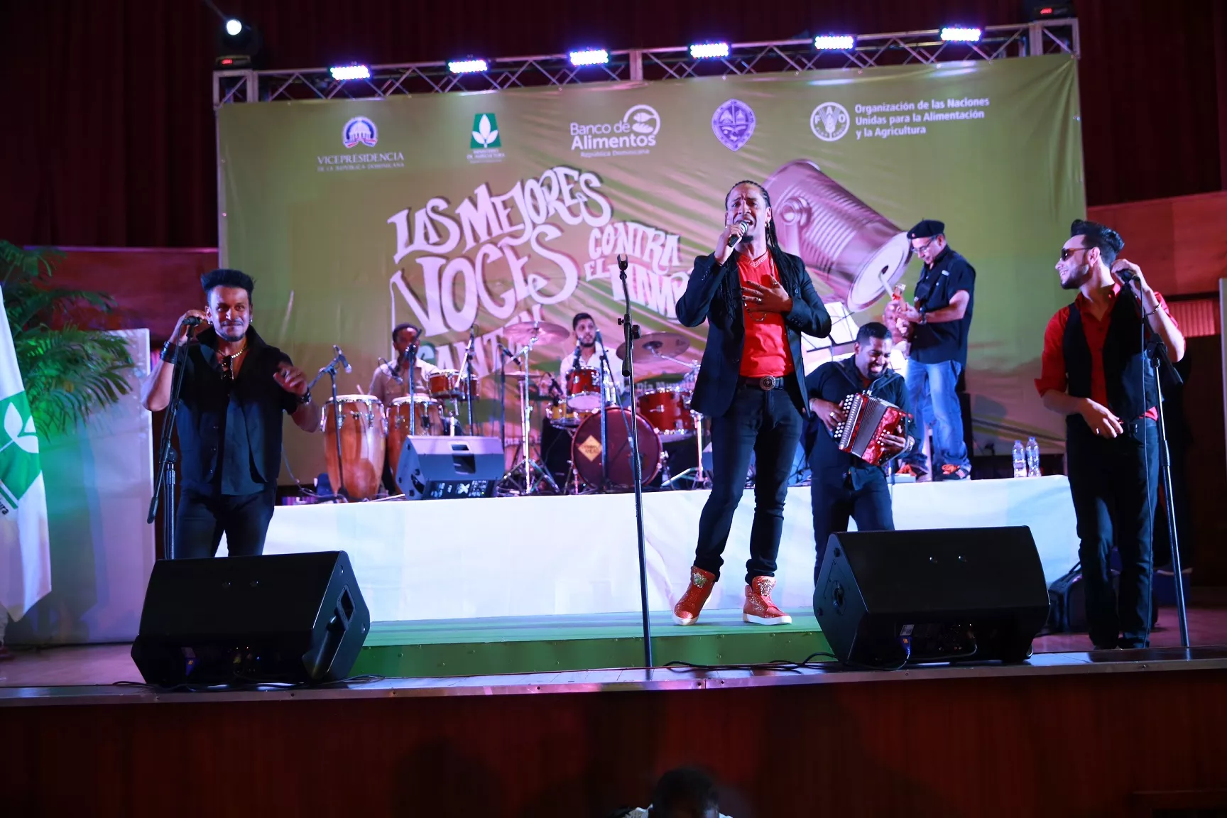 El cantante de música típica Juan de los Santos (Krisspy) durante su presentación.