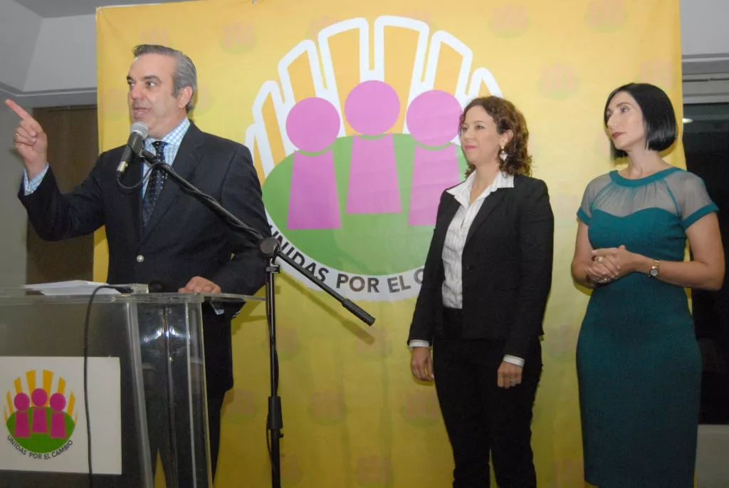 Foto de Luis con mujeres Unidas por el Cambio1jpg