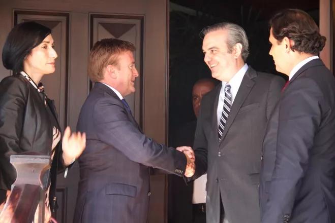 Luis Abinader y El embajador Brewster2jpg