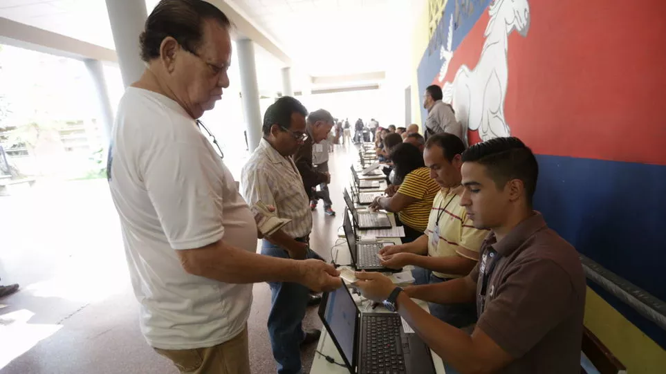 Venezolanos-simulacro-elecciones-parlamentarias-FotiEFE_MEDIMA20151018_0072_24