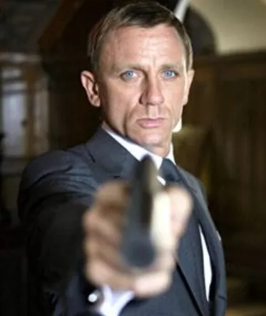 Daniel Craig. Intrepretando el papel del agente James Bond.