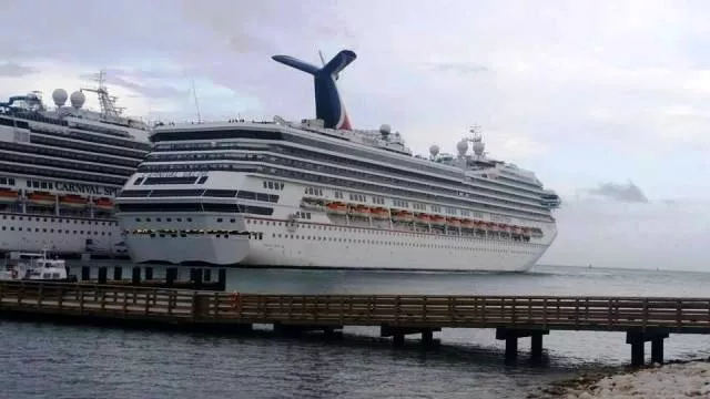 LLEGARON DOS CRUCEROS AL MISMO TIEMPO A PP PORTADA