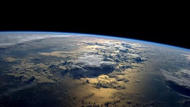 Tierra-rodeada-cabellos-materia-NASA_EDIIMA20151123_0727_4