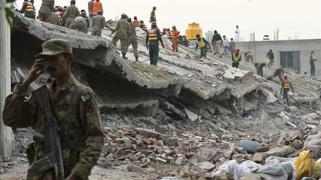 rescatadores-buscan-supervivientes-derrumbe-Pakistan_EDIIMA20151107_0202_4