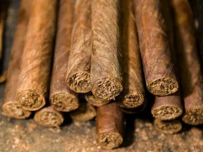 756740-cigarros-enrollados-a-mano-recien-republica-dominicana-tabaco