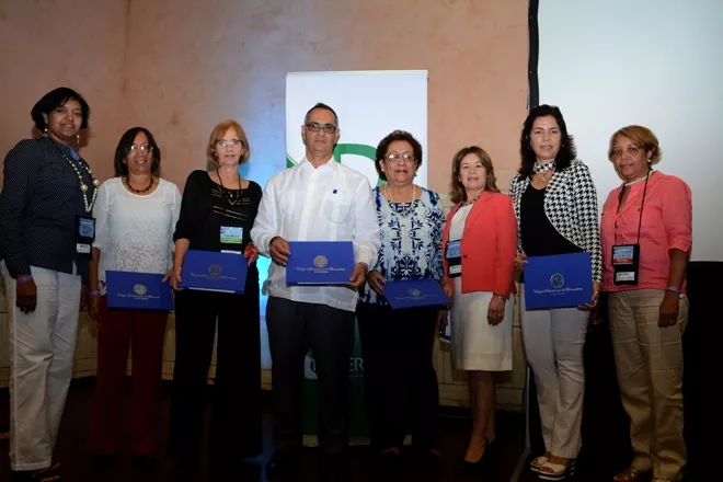 Foto 1 – Expositores del simposium.