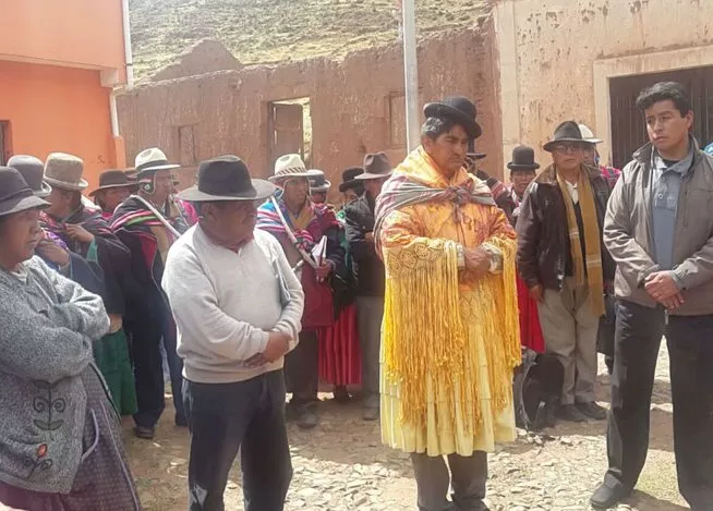 bolivia-visten-de-mujer-a-alca-jpg_654x469