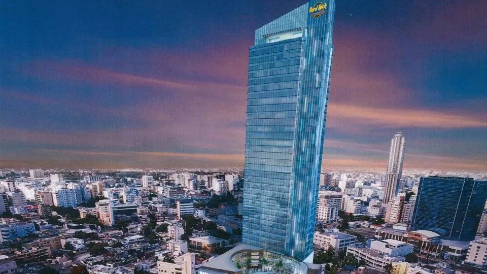 5to_danilo_medina_recibe_empresarios_turisticos_construiran_hotel_de_40_pisos_0